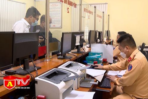Sát hạn xử phạt, lái xe kinh doanh vận tải đổ xô đi đổi biển vàng