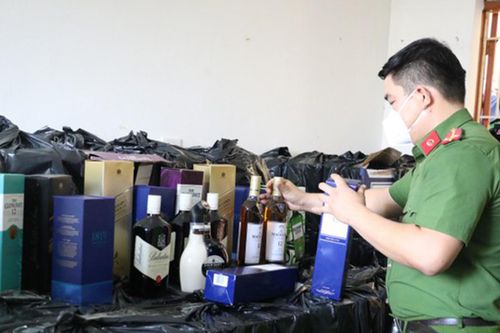 Xe container chở hàng nghìn chai rượu ngoại không rõ nguồn gốc