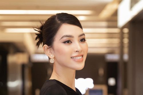 Hoa hậu Tiểu Vy diện váy xẻ vòng 1 lạ mắt, khoe nhan sắc ngày càng nóng bỏng