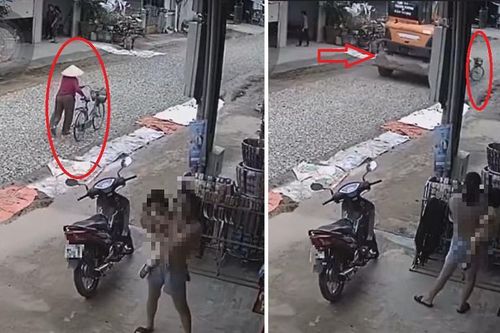 Xe máy xúc chạy như bay trên đường húc văng cụ già