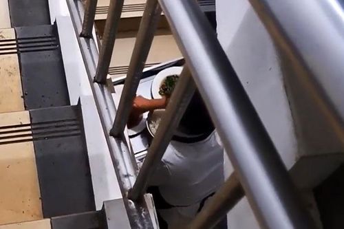 Bắt gặp nhân viên ăn vụng đồ ăn của mình, cô gái đã có phản ứng bất ngờ