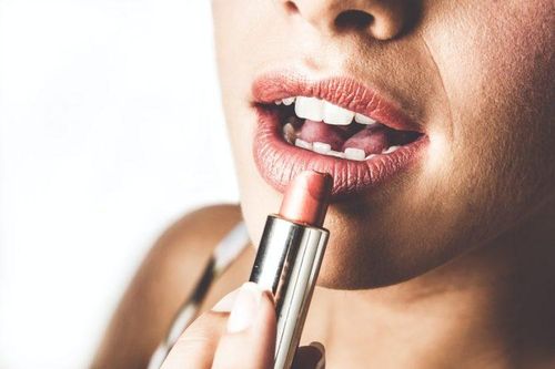 Người đàn ông đòi ly hôn vì sốc khi nhìn thấy vợ không trang điểm