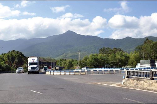 Người dân mong muốn sớm làm lại mặt đường trong hầm Phước Tượng và Phú Gia