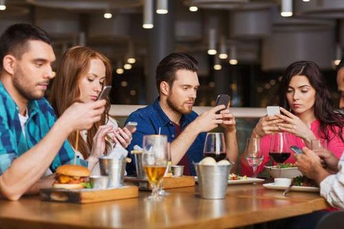 Lạm dụng điện thoại có thể gây cong vẹo cột sống