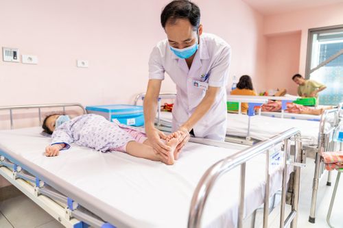 Tự ý trì hoãn điều trị, cha mẹ bỏ qua ''thời điểm vàng'' chữa trật khớp háng cho con