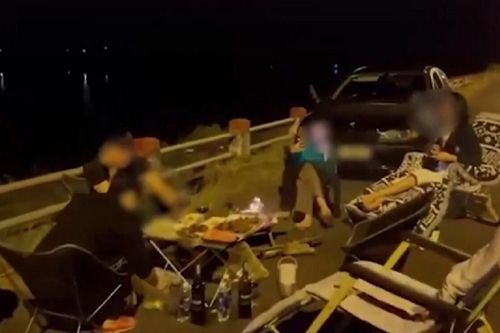 Nhóm 'nam thanh nữ tú' nửa đêm ra đường tụ tập đốt lửa, nâng ly cạn chén khiến nhiều người ngán ngẩm