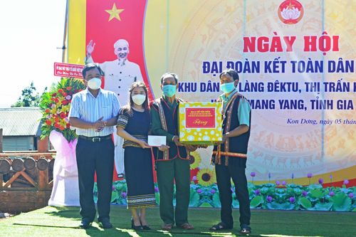 Bí thư Tỉnh ủy Hồ Văn Niên: Quyết tâm xây dựng làng Đê Ktu trở thành làng kiểu mẫu