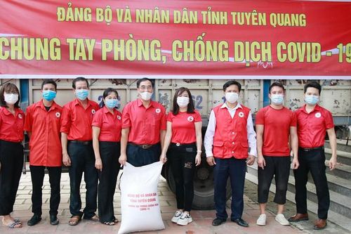 Tiếp nhận 13 tấn nhu yếu phẩm ủng hộ phòng, chống dịch bệnh COVID-19