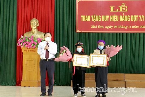 Đảng bộ huyện Mai Sơn trao Huy hiệu Đảng đợt 7/11
