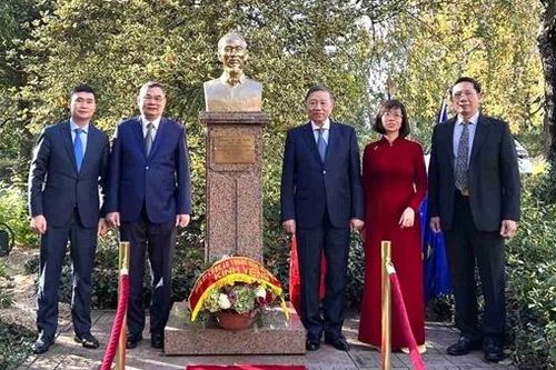 Bộ trưởng Tô Lâm đặt vòng hoa tưởng niệm Chủ tịch Hồ Chí Minh tại thành phố Montreuil, Pháp