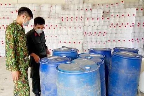 Phát hiện kho chứa 1.600 lít cồn y tế không rõ nguồn gốc