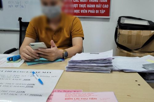 Người xin cấp, đổi giấy phép lái xe bị các trung tâm 'moi tiền' thế nào?