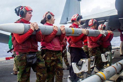 Gần 300 tên lửa sát thủ AIM-120 của Mỹ đổ về Trung Đông