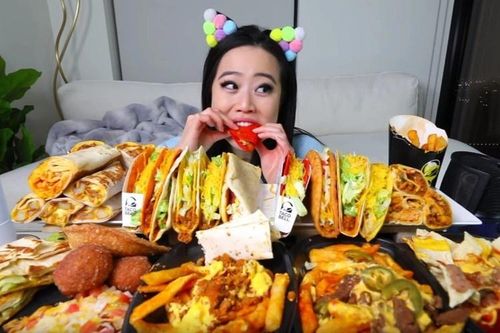 Bữa ăn phô trương trên TikTok