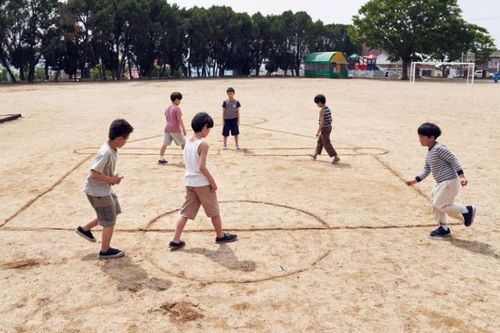 'Cơn sốt' Squid Game và mối lo trẻ em bắt chước cảnh bạo lực