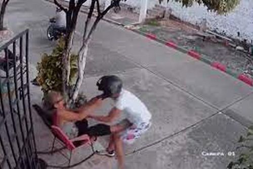Bị cướp điện thoại, cụ bà có màn 'phản đòn' cực gắt