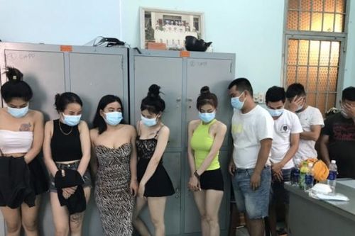Bắt quả tang nhóm nam - nữ đang 'bay lắc', trong đó có 1 người nhiễm Covid-19