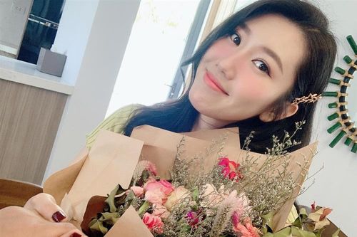 Không phải Trương Thế Vinh, đây mới là người đàn ông tình tứ tặng hoa Thúy Ngân