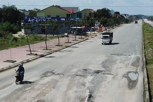 Cận cảnh con đường chưa đầy 2km gần 300 tỷ đồng sụt lún nghiêm trọng