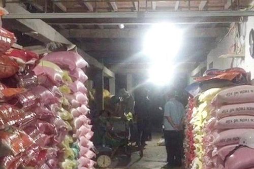 Phát hiện kho đường cát nghi nhập lậu