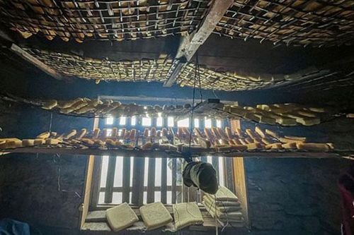 Món ăn vặt cứng như đá, có hạn sử dụng đến 20 năm của người Nepal