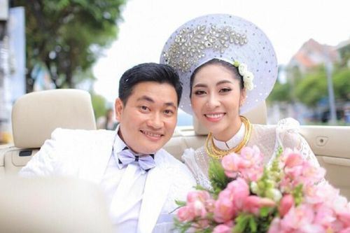Chị gái Hoa hậu Đặng Thu Thảo nhắn nhủ ai đó: 'Nó lừa đủ kiểu thế kia, trả tiền cho bố mẹ tôi nhé'