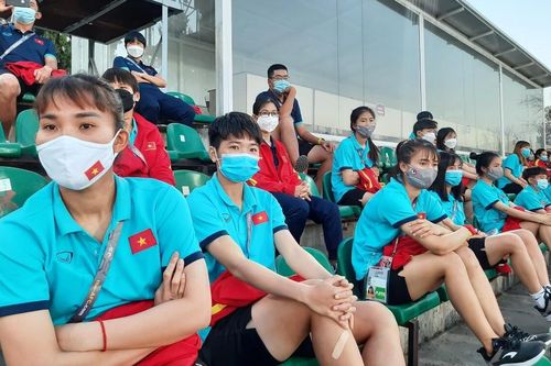 Chuyện sốc của bóng đá Việt Nam: Các tuyển thủ nữ phải đá vào 'giờ phơi thóc'