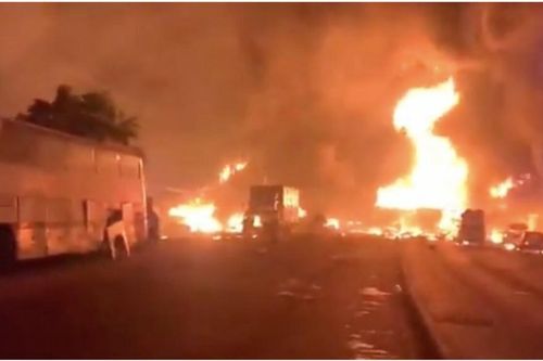 Thảm họa nổ xe bồn ở Sierra Leone: Dân gần hiện trường đổ xô hứng xăng rò rỉ làm ít nhất 91 người chết
