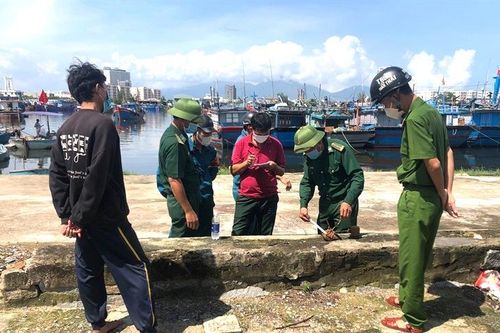Ngư dân giao nộp 30 quả mìn vớt được lúc đánh bắt trên biển