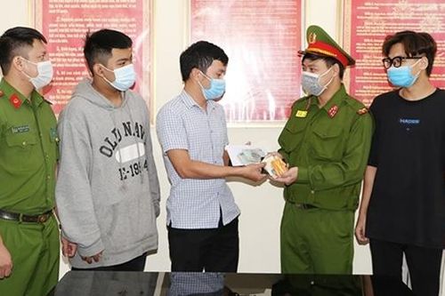 Cảnh sát 113 Công an Hà Nam trao trả tài sản cho người đánh rơi