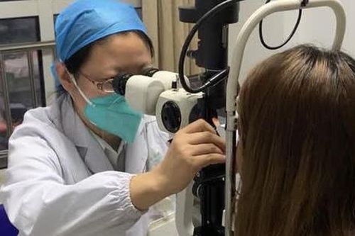 Cô gái 25 tuổi bị nhiễm trùng mắt, bác sĩ gắp ra hơn 20 con bọ quanh lông mi do một sai lầm khi nuôi chó