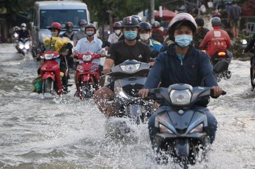 TP.HCM: Triều cường lên cao, người dân 'rẽ sóng' về nhà