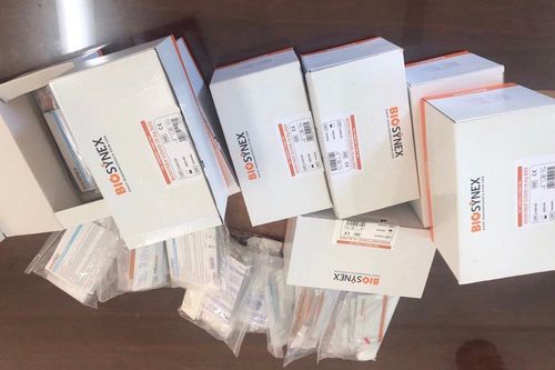 Phát hiện hàng trăm kit test nhanh không rõ nguồn gốc