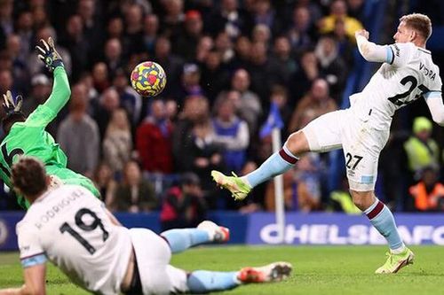 Chelsea 1-1 Burnley: The Blues mất điểm, nguy cơ bị Liverpool đuổi kịp