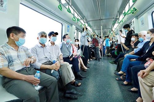 Người dân trải nghiệm tuyến đường sắt đô thị đầu tiên của Thủ đô