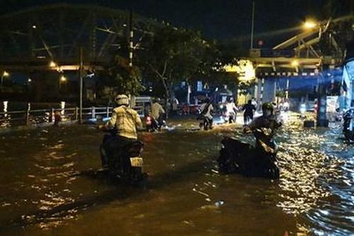 TP Hồ Chí Minh: Triều cường gây ngập nặng, phố biến thành 'sông'