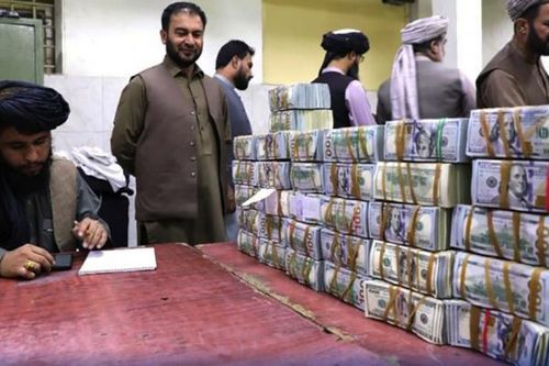 Người dân Afghanistan được nâng mức giới hạn rút tiền, tối đa 400 USD/tuần