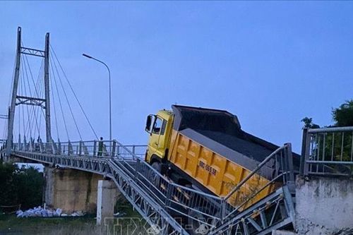 Xe vượt tải gần 10 lần gây sập cầu Bình Phong Thạnh ở Long An