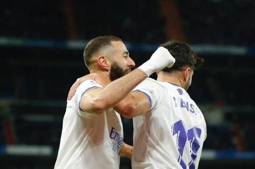 Benzema lập công, Real Madrid lên ngôi đầu