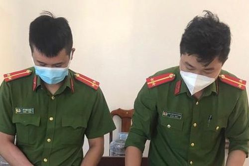 Hai phụ nữ bán hàng trăm dụng cụ xét nghiệm COVID-19 không rõ nguồn gốc