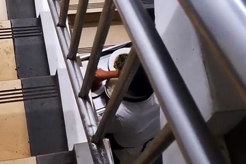 Hành xử bất ngờ của vị khách quay được nhân viên bốc trộm đồ ăn