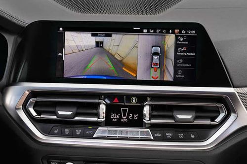 Hàng loạt xe sang BMW bị cắt bỏ màn hình cảm ứng