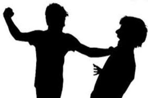 Nhóm thanh thiếu niên tự chế vũ khí mang đi chém nhau