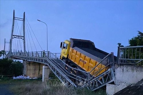Long An: Khẩn trương sửa chữa cầu dây văng bị sập do lưu thông quá tải trọng