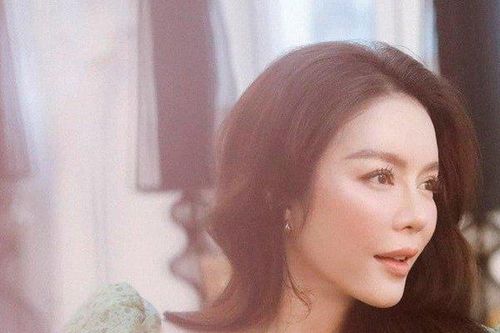 Lý Nhã Kỳ đáp trả cực khéo khi liên tục được người ẩn danh tặng hoa