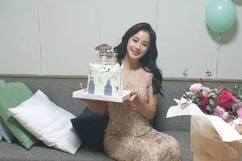 Ảnh chụp lén bắt trọn nhan sắc thật của Kim Tae Hee đằng sau những bức hình đã chỉnh sửa lung linh