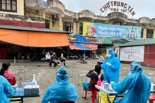 Việt Trì lấy mẫu xét nghiệm sàng lọc COVID-19 tại chợ trung tâm