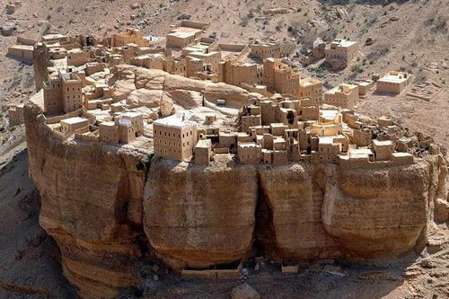 Ngôi làng kỳ lạ nằm trên khối đá cao 150m ở Yemen