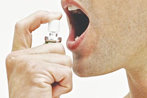 Yêu nhau suốt 3 năm bạn trai không hề hôn, đến ngày cưới anh ta dùng lọ xịt thơm miệng rồi làm điều khiến khách khứa ai cũng phải vỗ tay