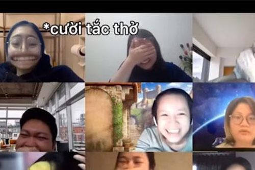 Nữ sinh 'lầy lội' ngồi trong 'nhà vệ sinh' để học online khiến cô giáo cũng đành bó tay